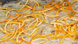 Индейка в вине с мочеными яблоками