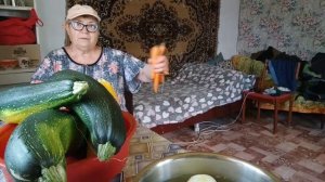 ОТПУСК В ДЕРЕВНЕ.РЕШИЛИ С МАМОЙ ПРИГОТОВИТЬ КАБАЧКОВУЮ ИКРУ. БЫСТРО В ЧЕТЫРЕ РУКИ ПРИГОТОВИМ. ч.1