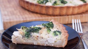 У вас есть куриная грудка и брокколи? Приготовьте этот киш. Вы удивитесь, насколько он вкусный.