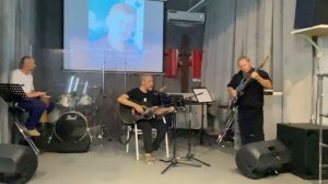 Не гаснет там свет