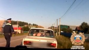 В Башкирии пьяный мужчина в полицейской форме с ребенком в машине пытался сбежать от ДПС.
