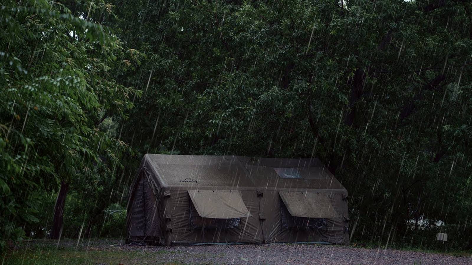 Ливень на улице, Уютные моменты в кемпинге Внутри — С Моей собакой в НАДУВНОЙ ПАЛАТКЕ смотреть онлайн