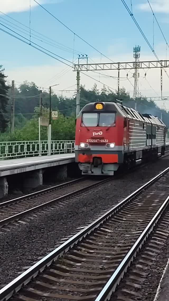 Тепловоз 2ТЭ25Км-0432 (ТЧЭ-2) следует резервом.