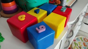 играем в кубики для детей и раскладываем и повторяем цифры