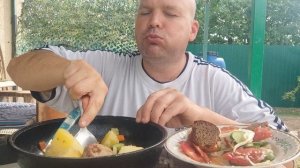 МУКБАНГ котлеты с картошкой и салат/обжор/мокпанроссия/еда на камеру