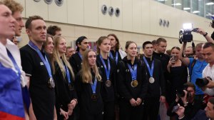 Российских пловцов встретили в Москве после чемпионата мира в Сингапуре