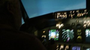 Моцарт выполняет взлет с полосы 07 и посадку обратным курсом на 25 полосу в Толмачево.