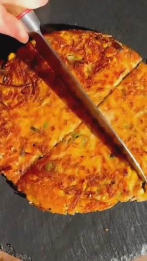 Картофельная лепешка с кукурузой и зеленью