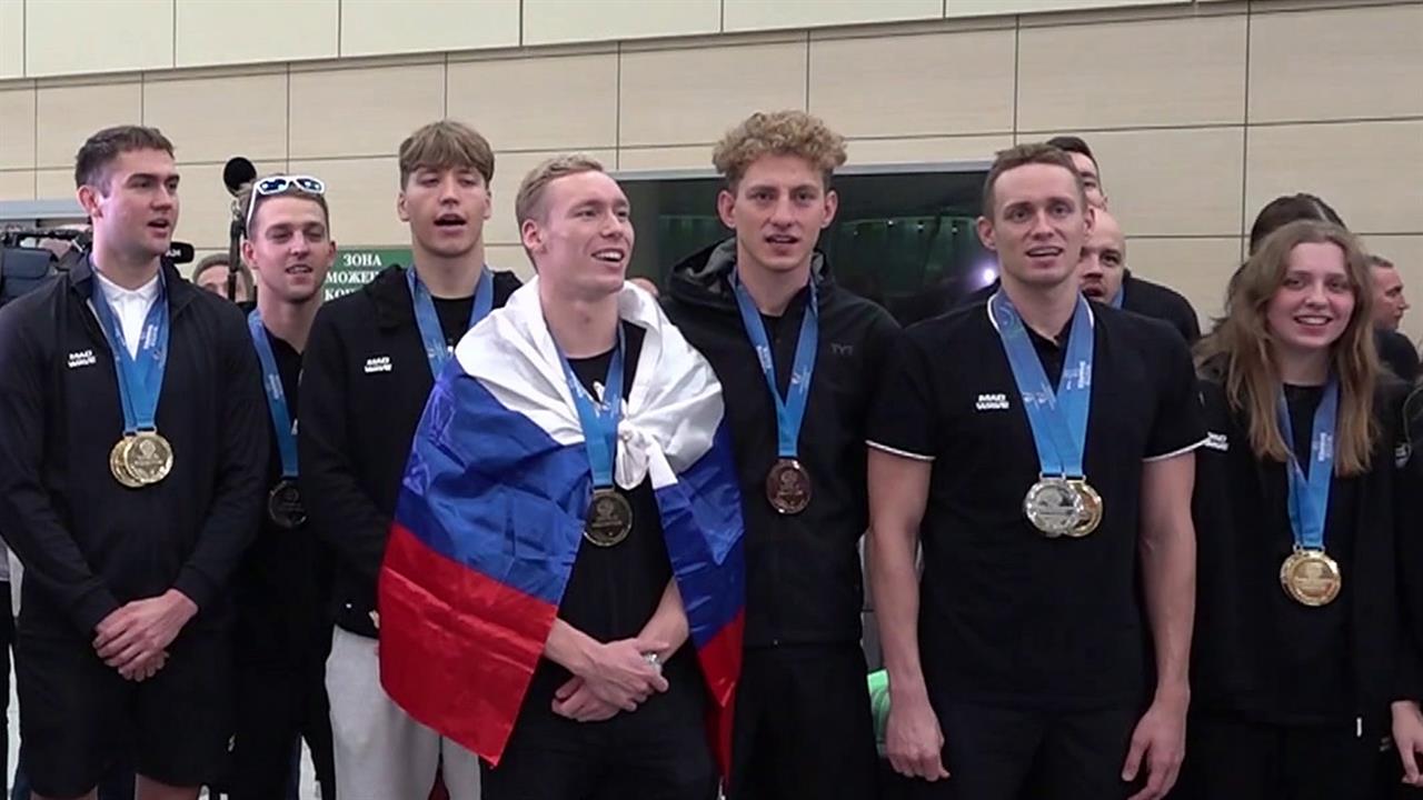 В Москву вернулись наши пловцы - триумфаторы чемпионата мира по водным видам спорта в Сингапуре