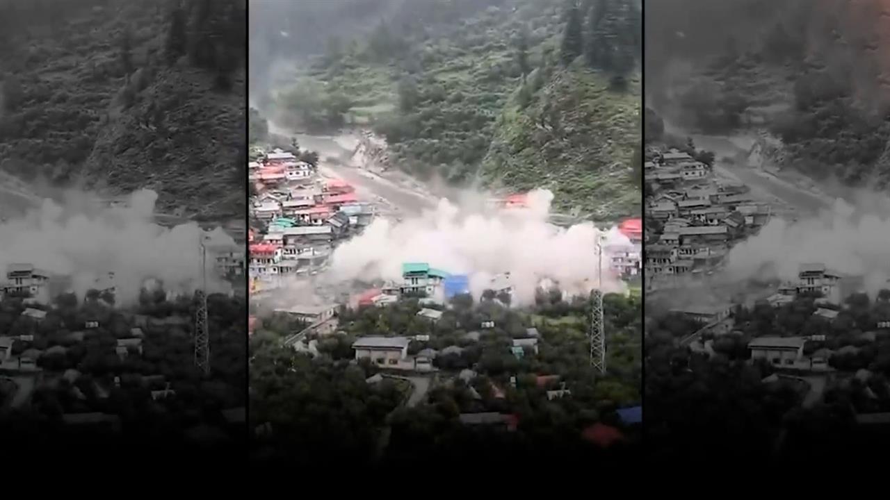 В Индии смыло деревню во время паводка: видео