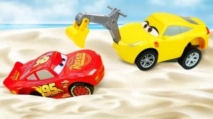 Мультики про МАШИНКИ. МОЛНИЯ МАКВИН И КРУЗ РАМИРЕС ЕДУТ НА ЗАДАНИЕ