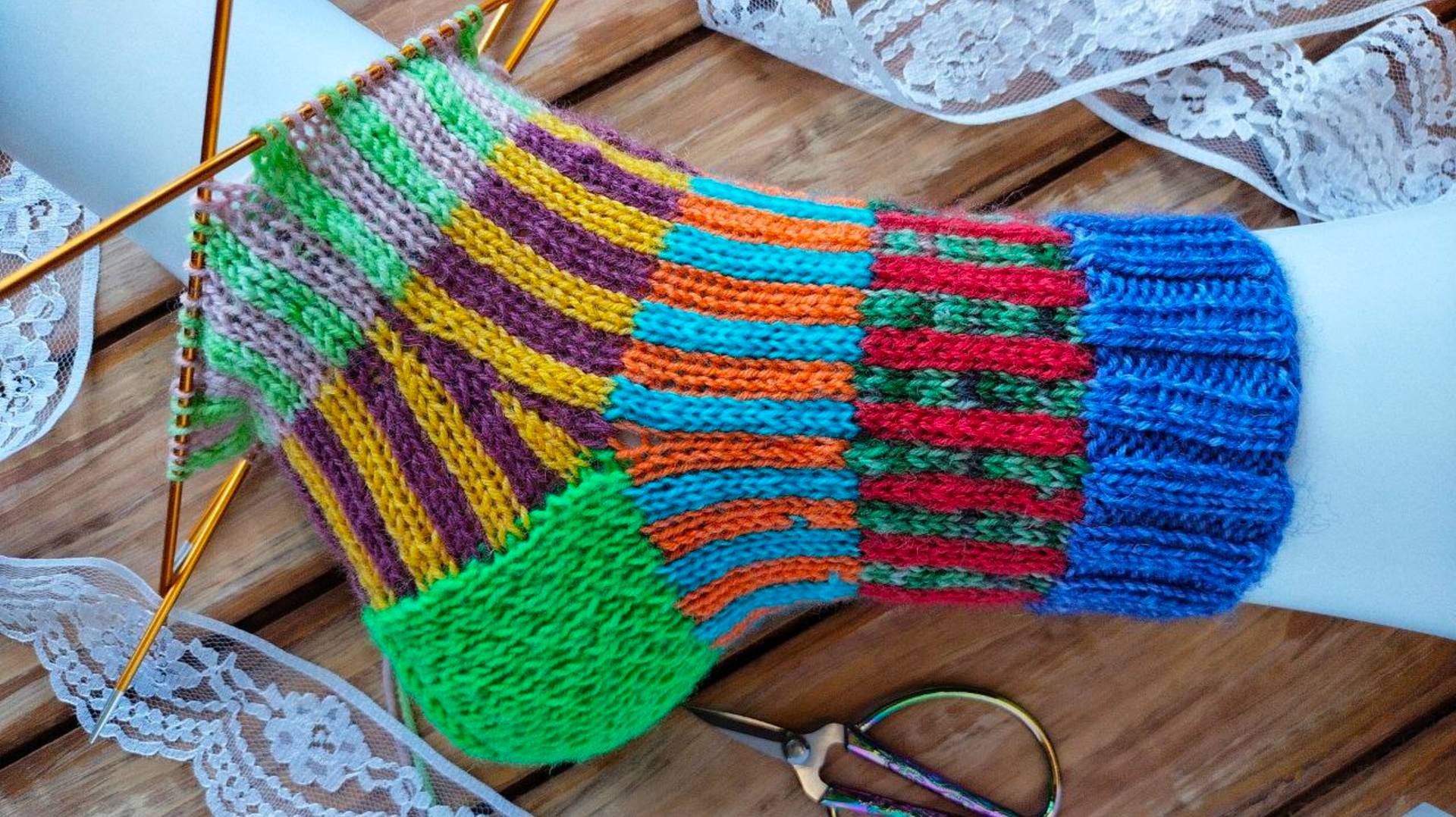 Носочки из остатков пряжи / в дело пойдут самые маленькие клубочки. смотреть онлайн