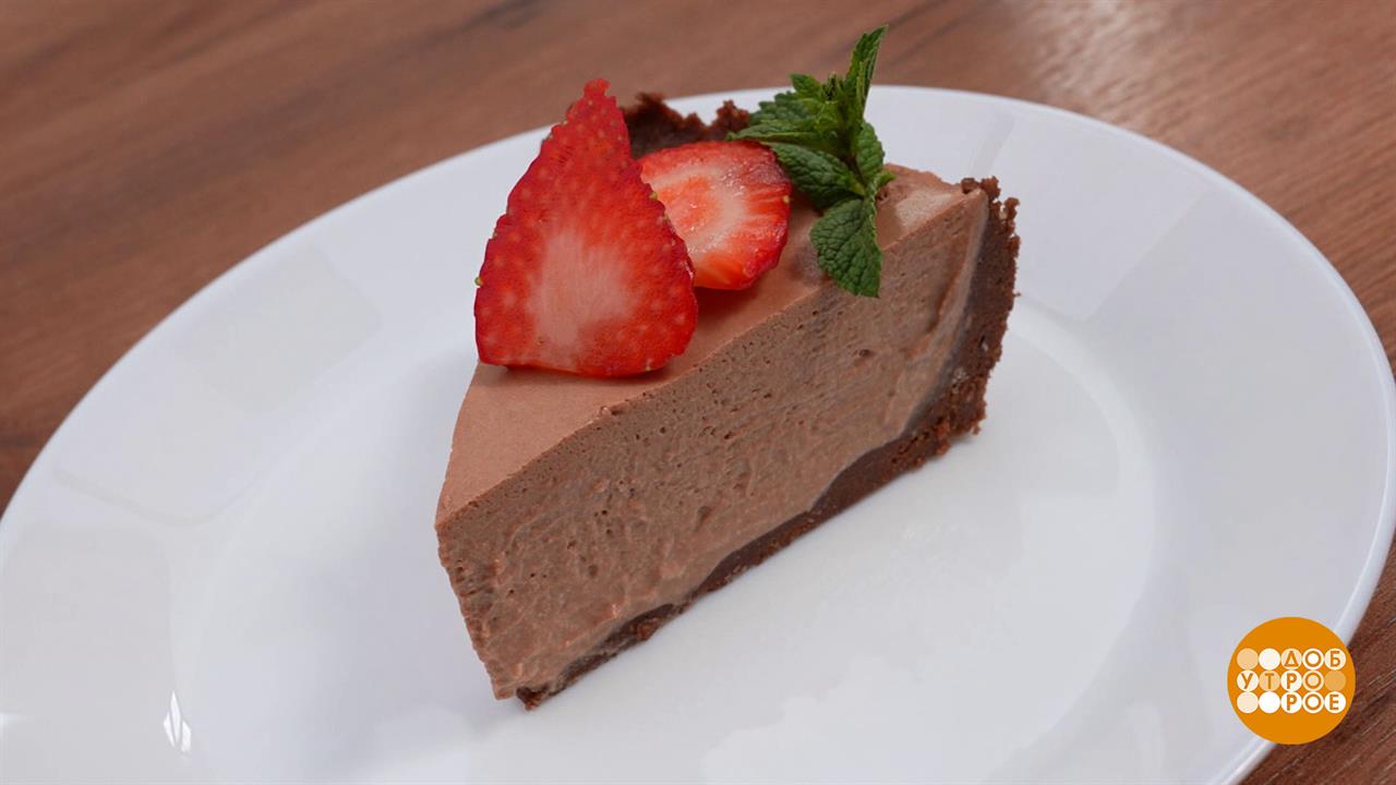 Готовим шоколадный торт с клубникой. Доброе утро. Фрагмент выпуска от 05.08.2025