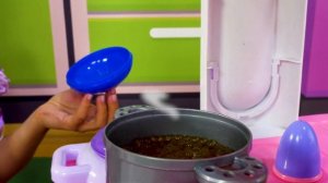 Готовлю игрушкам! Каша для пупсов Беби Бон и Baby Alive. Игры для детей готовка еды для кукол