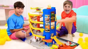 Рома с другом Играют в Машинки и Строят Город Matchbox