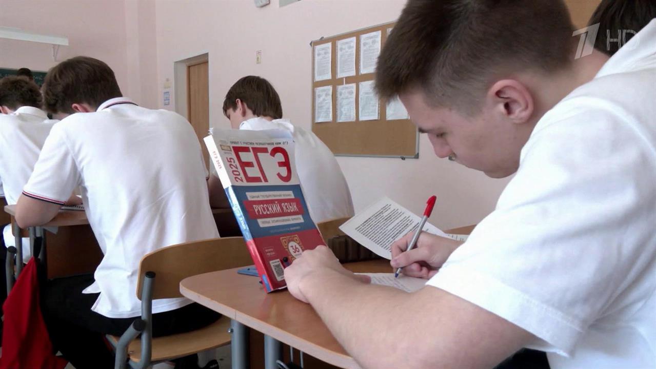 В 2025 году более 7000 выпускников написали ЕГЭ на 100 баллов, сообщил глава Рособрнадзора А. Музаев