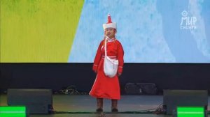 01. Айнаш Ондар 5 харлыг, төрээн тыва дылынга ырлаар үннү шиңгээдип өөренип турар болгаш,