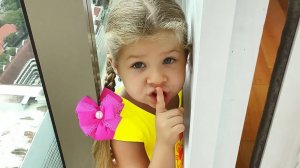 Играем в ПРЯТКИ в Отеле с мамой и папой!