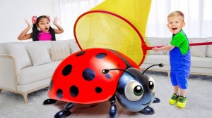 Оливер ловит насекомых дома