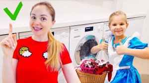 Диана и Рома помогают маме по хозяйству