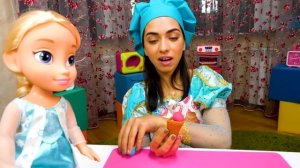 Видео про игры в готовку. Кукла Эльза помогает на кухне. Готовлю игрушкам мороженое с Плей До!