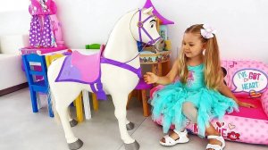 Диана играет с куклой принцессой Рапунцель и её лошадкой