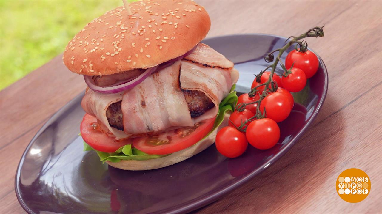 Готовим бургер с ананасом и беконом. Доброе утро. Фрагмент выпуска от 06.08.2025