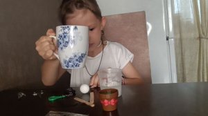 Проводим опыт по выращиванию кристаллического цветка. Эксперимент .