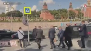 Появились кадры с гуляющим по Москве спецпосланником президента США Уиткоффом / События на ТВЦ
