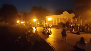 Атмосфера вечернего города, возле оперного