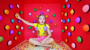 Диана и Рома играют в 100 ЗАГАДОЧНЫХ КНОПОК Челлендж