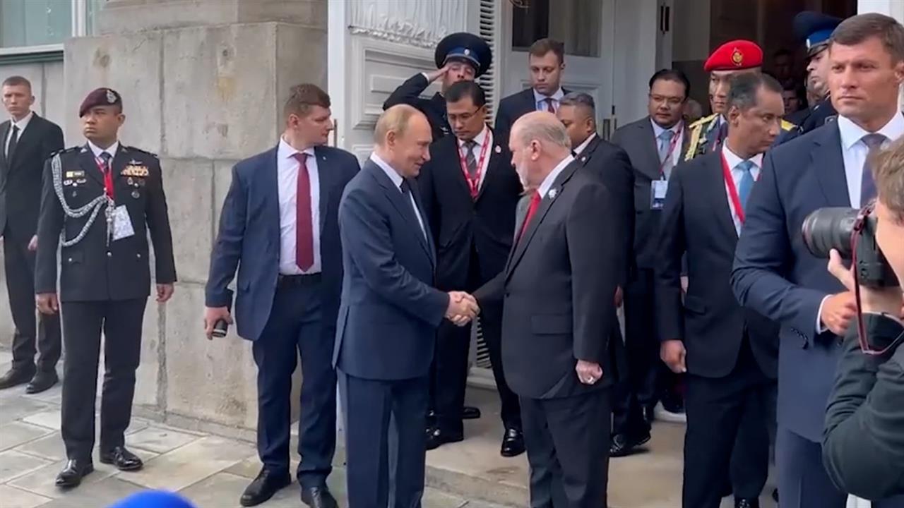 Путин проводил короля Малайзии султана Ибрагима после переговоров: видео