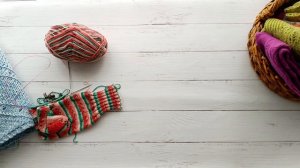 Вязание/носочный процесс/ готова шапка и бактус/две клубочницы