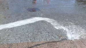 Как коммунальщики отмывают гранитную плитку