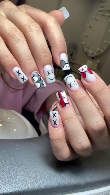 Kaws - это фигуры популярных мультфильмов и комиксов. смотреть онлайн