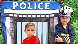 Диана и Рома изучают правила поведения играя в полицейских