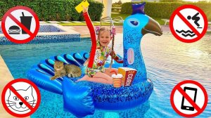 Диана и Рома играют после школы следуя правилам безопасности