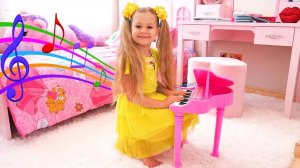 Диана играет на детских музыкальных инструментах