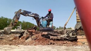 Komatsu PC08UU. работа по демонтажу направляемой кровли и всего пирога.