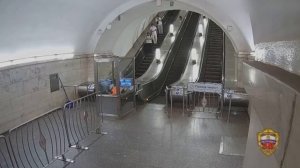 На станции метро «Парк культуры» парень попытался скатиться по поручню эскалатора