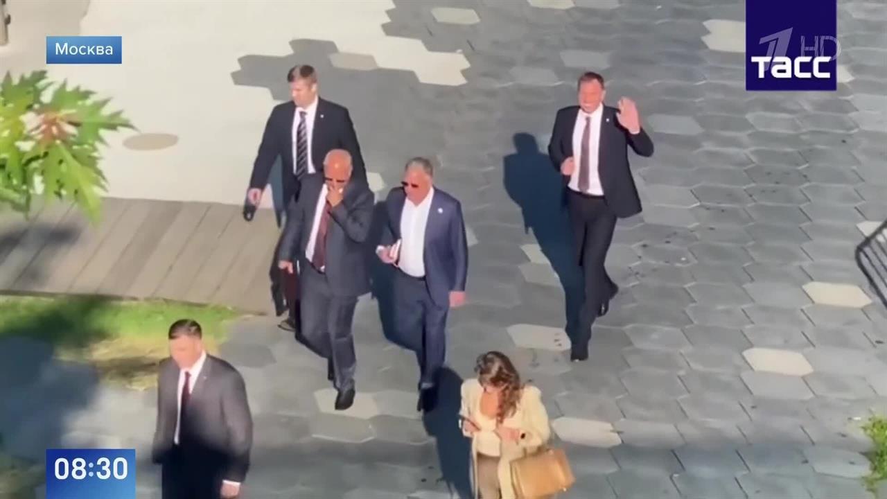 Уиткофф и Дмитриев прогулялись по парку "Зарядье" в Москве: видео