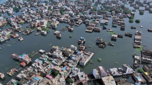 Наводнение в Индии: улицы превратились в реки, люди спасаются на крышах