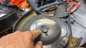 Если мотор не крутится можно поменять мотор , а можно и не менять 😁