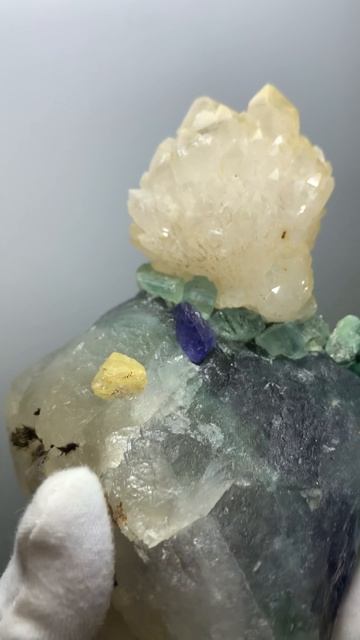 Композиция из кристаллов и камней: кварц, родицит, берилл, флюорит,, танзанит