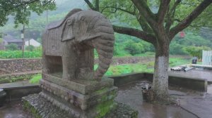 Безмятежная прогулка под дождем по красивой, традиционной китайской 700-летней деревне в ущелье