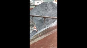 Строительство, разгрузка баржи со щебнем