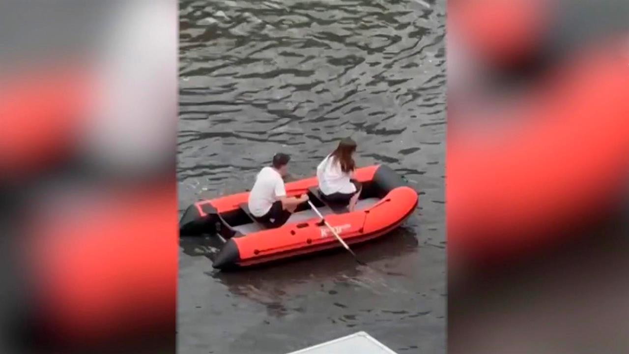 Петербуржцы пересели с авто на надувные лодки из-за проливных дождей