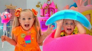 Диана и Рома играют с конструктором и строят игровые домики