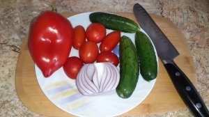 Легкий, освежающий, летний салат. То что надо в такую жару. Рецепт вкусного салата