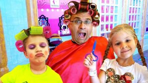 Диана и Рома играют в Профессии - новые истории в детском музее